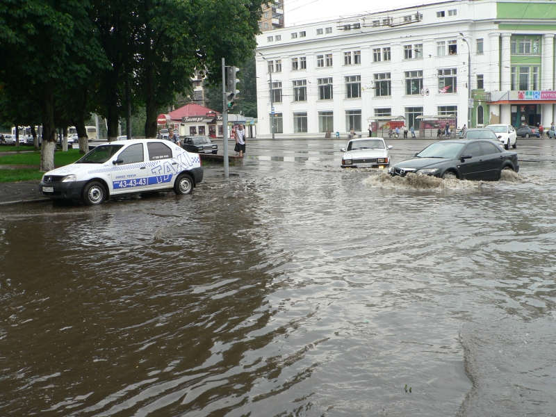 Наводнение в орле. Наводнение 1994 года Орел. Центр города Орел затопление. Ливень в Орле. Наводнение в Орле 1970.