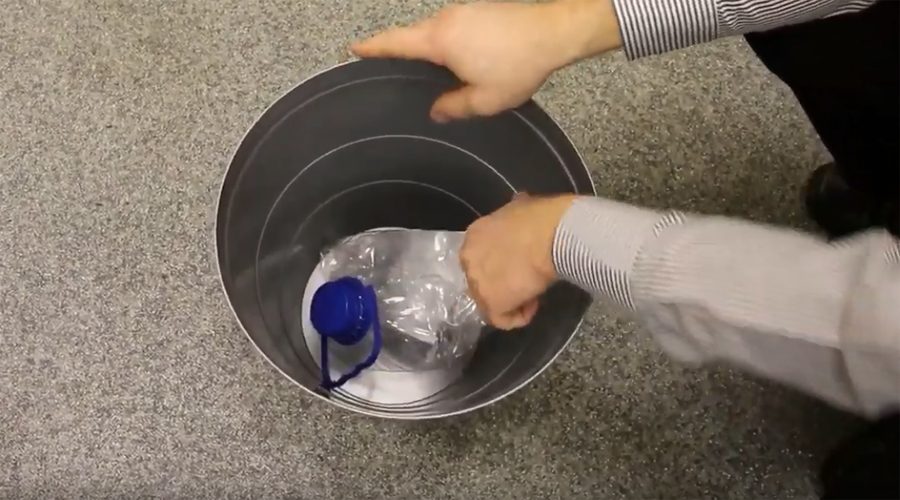 Гнет пластиковые. Как правильно выбрасывать бутылки.